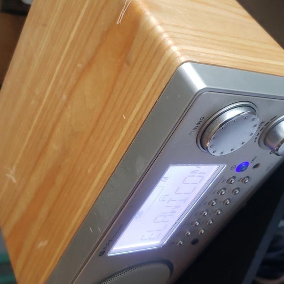 Sangean Wood WR-2 FM RDS AM Digital Table Top Radio w/ Aux Input - Picture 4 of 5